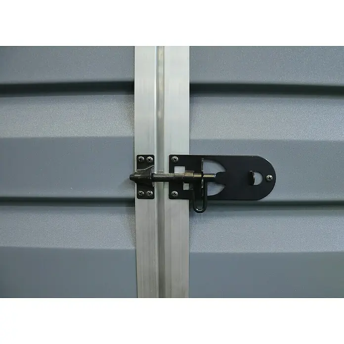 Palram – Canopia Arcón Voyager - L x An x Al: 90 x 139 x 146 cm, Gris oscuro, Policarbonato - Primer plano de un cerrojo de cañón negro en una puerta metálica gris con marco plateado, que garantiza la seguridad.