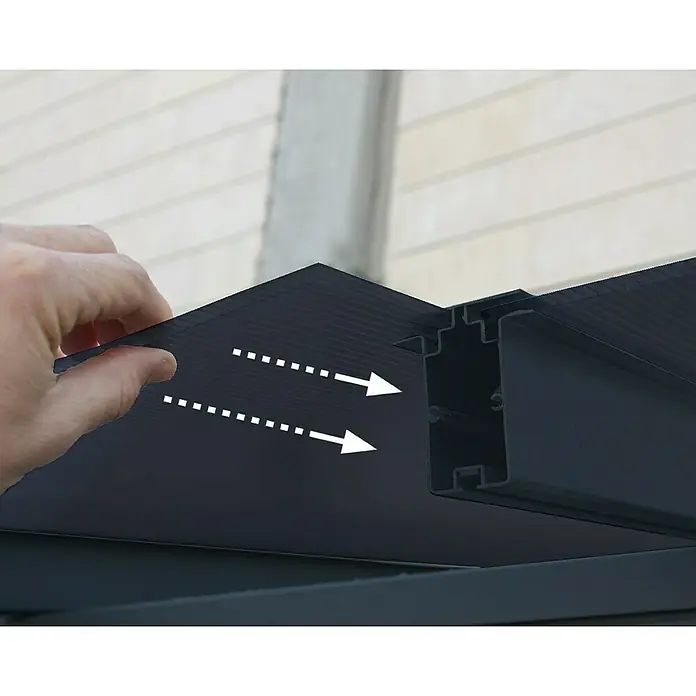 Palram – Canopia Marquesina adosada Capri - An x Pr: 555 x 299 cm, Antracita, Policarbonato, Gris - Primer plano de una lámina de policarbonato que se desliza en un perfil de aluminio. Unas flechas blancas indican el sentido de inserción.