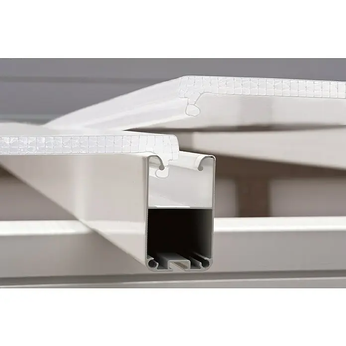 Palram – Canopia Porche acristalado San Remo - An x Pr x Al: 4,25 x 3 x 3,1 m, Blanco tráfico - Primer plano de una construcción de perfil de aluminio blanco con placas de policarbonato, ideal para invernaderos y cubiertas.