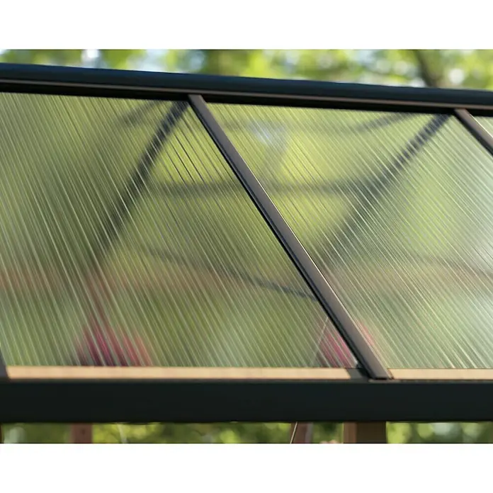 Palram – Canopia Invernadero Natura - Medidas ext. (An x Pr): 249 x 637 cm, Plástico, 4 mm, Natural - Primer plano de un techo de invernadero con paneles de policarbonato y un marco negro, que protege la luz y las plantas en el interior.