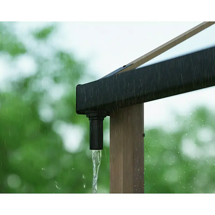 Palram – Canopia Invernadero Natura - Medidas ext. (An x Pr): 249 x 637 cm, Plástico, 4 mm, Natural - Primer plano de una moderna canaleta de lluvia metálica que drena eficientemente el agua de lluvia, con un exuberante fondo verde. El diseño innovador asegura un drenaje eficaz.