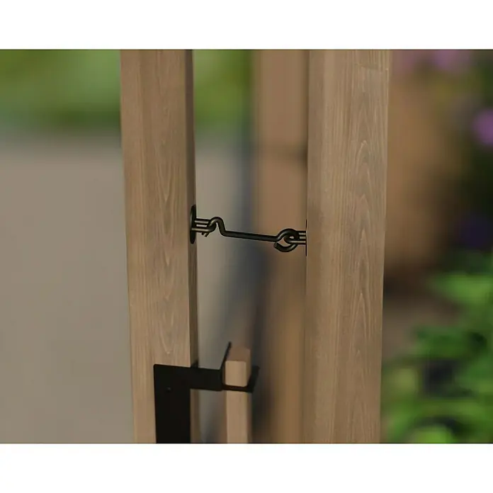 Palram – Canopia Invernadero Natura - Medidas ext. (An x Pr): 249 x 637 cm, Plástico, 4 mm, Natural - Primer plano de una puerta de madera con un cierre de gancho negro, bien sujeto para mantener la puerta cerrada.