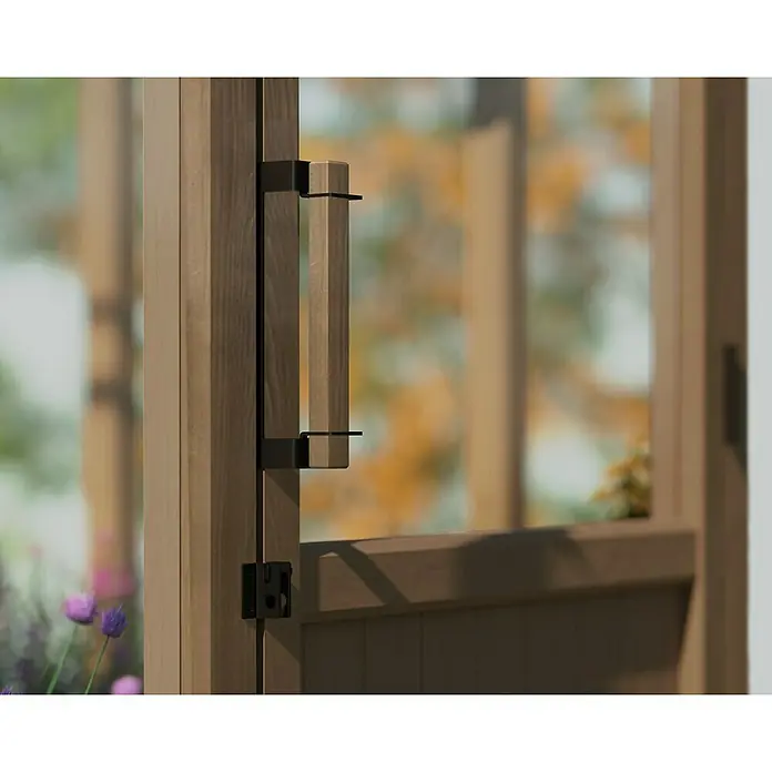 Palram – Canopia Invernadero Natura - Medidas ext. (An x Pr): 249 x 637 cm, Plástico, 4 mm, Natural - Primer plano de un tirador de armario de madera con detalles en negro sobre un fondo difuminado.
