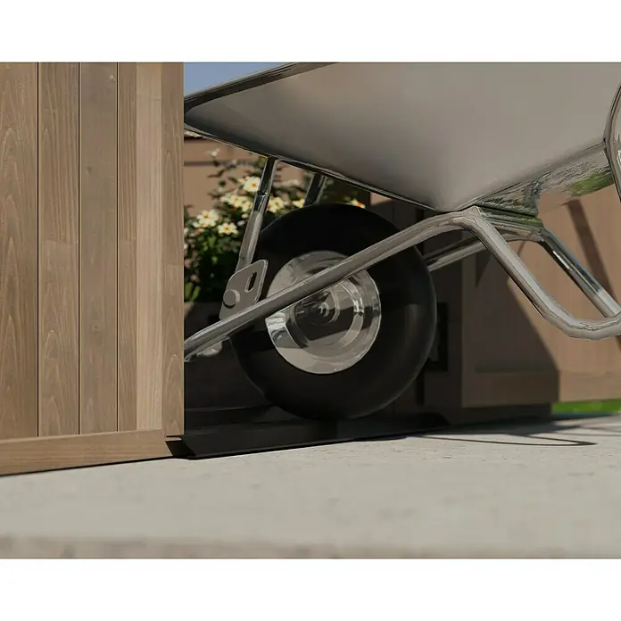 Palram – Canopia Invernadero Natura - Medidas ext. (An x Pr): 249 x 637 cm, Plástico, 4 mm, Natural - Primer plano de una carretilla con rueda y marco plateado delante de una valla de madera y una caja.