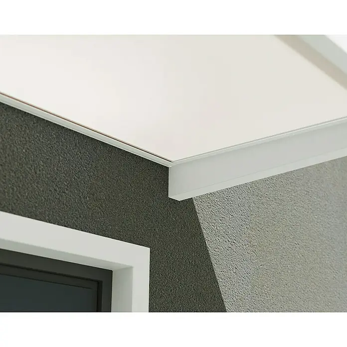 Palram – Canopia Marquesina para puerta Sophia - 160 x 95 x 17 cm, Blanco, Color del techo: Blanco opal - Primer plano de una moldura de techo blanca, que ofrece una transición elegante a la pared texturizada.