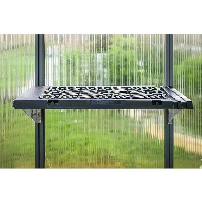 Palram – Canopia Estantería para invernadero - 64,5 x 27 x 17,3 cm, Negro, Número de baldas: 10 ud. - Primer plano de un estante de invernadero Canopia negro sujeto a un marco, con fondo borroso.