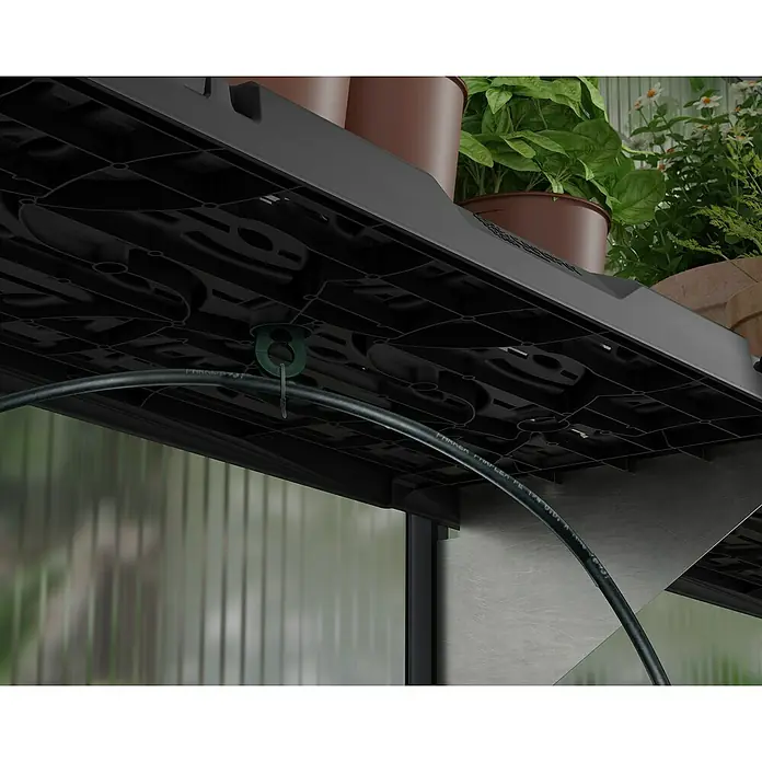 Palram – Canopia Estantería para invernadero - 64,5 x 27 x 17,3 cm, Negro, Número de baldas: 10 ud. - Primer plano de una estantería de plástico negra con sistema de riego, ideal para invernaderos y jardines.