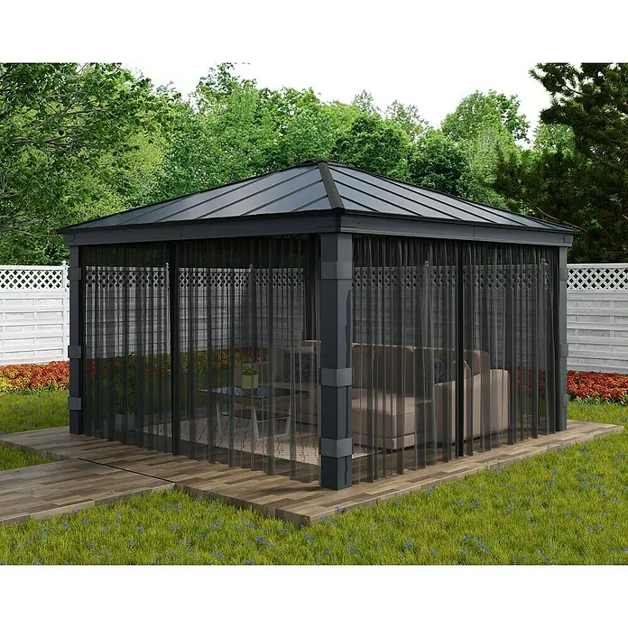 Palram – Canopia Cortina mosquitera para cenador Dallas - An x Al: 435 x 212 cm, Gris - Una elegante glorieta con mosquitera se alza en el jardín, ofreciendo protección y comodidad al aire libre.