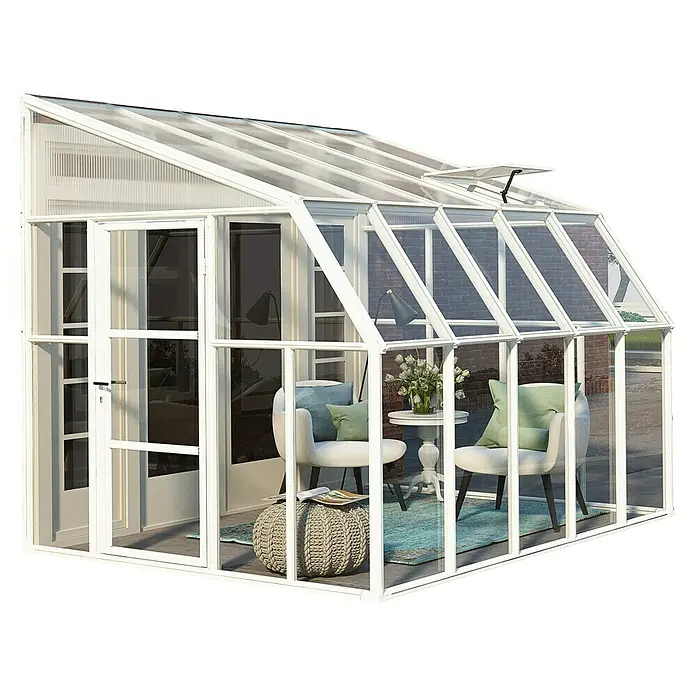 Palram – Canopia Terraza Solarium Sun Room - Medidas ext. (An x Pr): 322 x 257 cm, Plástico, Blanco - Un elegante invernadero con marcos blancos y ventanas transparentes, amueblado con asientos, creando un ambiente relajante.