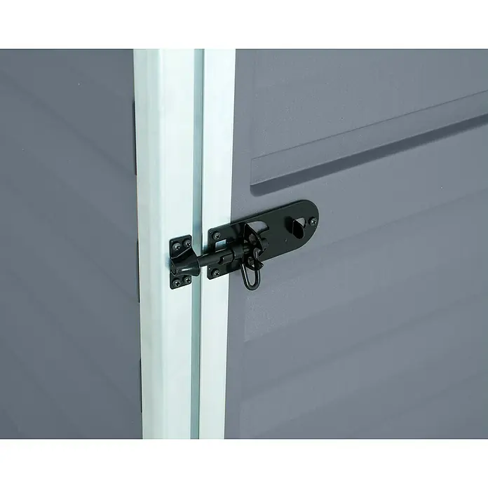 Palram – Canopia Caseta de jardín Skylight - Medidas ext. (An x Pr): 117 x 177 cm, Plástico, Antracita - Primer plano de un cerrojo negro en una puerta gris con marco blanco.