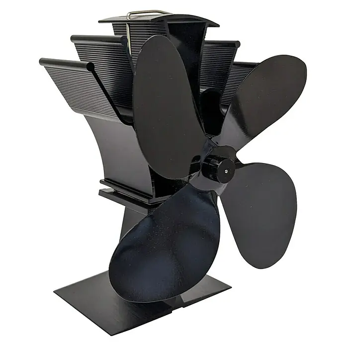 Ofenventilator - Stromlos - Nahaufnahme eines schwarzen Holzofenventilators mit drei Flügeln, der auf einer schwarzen Oberfläche steht, zur Wärmeverteilung.