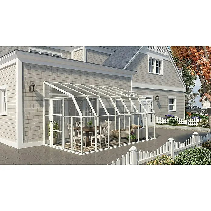 Palram – Canopia Terraza Solarium Sun Room - Medidas ext. (An x Pr): 446 x 257 cm, Plástico, Blanco - Esta imagen muestra un invernadero con un marco blanco adjunto a una casa, que ofrece una acogedora sala de estar en el interior.