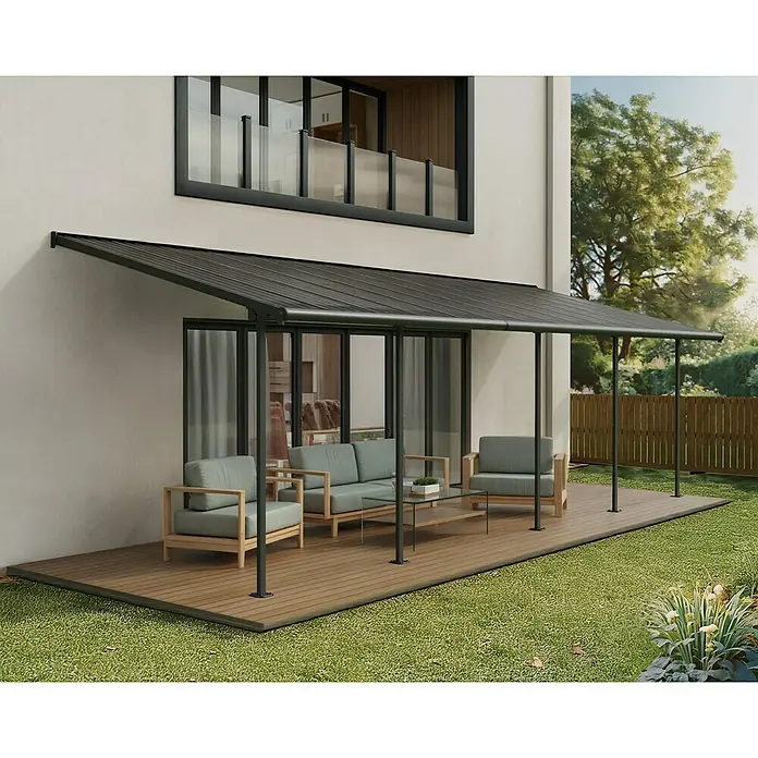 Palram – Canopia Terrassenüberdachung Capri - B x T: 860 x 299 cm, Anthrazitgrau, Polycarbonat, Grau - Bild eines modernen Terrassendachs mit Sitzmöbeln, das Schatten spendet und den Außenbereich aufwertet.
