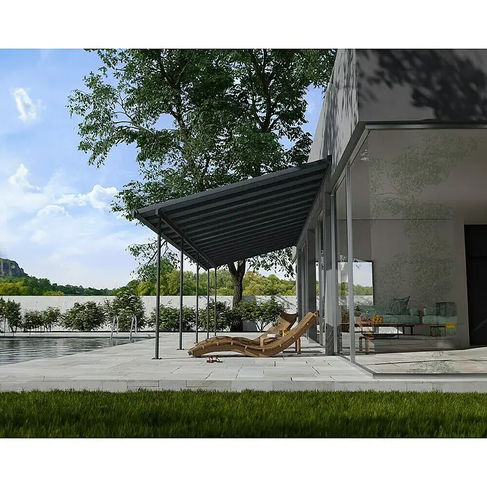 Palram – Canopia Marquesina adosada Capri - An x Pr: 980 x 299 cm, Antracita, Policarbonato, Gris - Toldo con tumbonas junto a una piscina. Refugio relajante con arquitectura moderna y vista a la naturaleza.