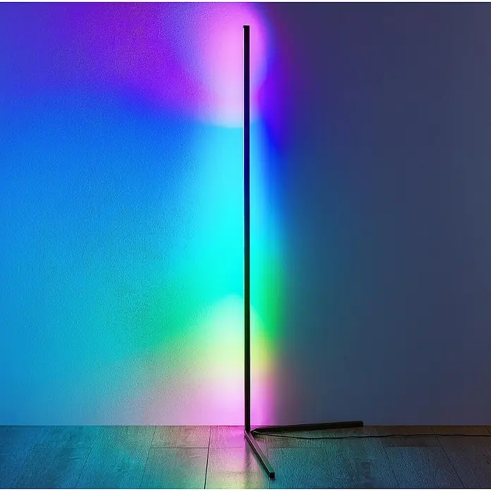 Trio Lighting Lámpara de pie LED Level - 10 W, Altura: 141 cm, Negro, RGB - Una lámpara de pie LED elegante y moderna que crea un ambiente atmosférico con degradados de color en la pared.