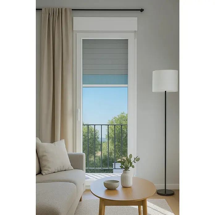 Balconera de PVC practicable - 90 x 218 cm, Derecha, Blanco, Con persiana de PVC y mosquitera - Salón con sofá, mesa, lámpara de pie y cortinas frente a una puerta de patio que da a un balcón. Ambiente luminoso y acogedor.