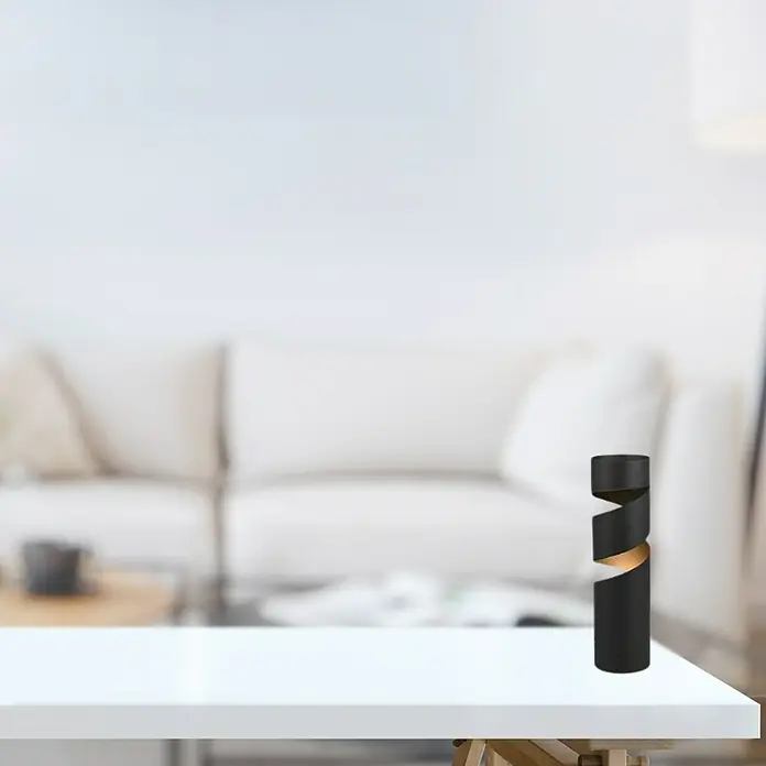 Trio Lighting Stream Lámpara de sobremesa - 10 W, Ø x Al: 10 x 35 cm, Negro, GU10 - Una pantalla de lámpara negra en espiral está sobre una mesa, añadiendo un toque moderno a la habitación.