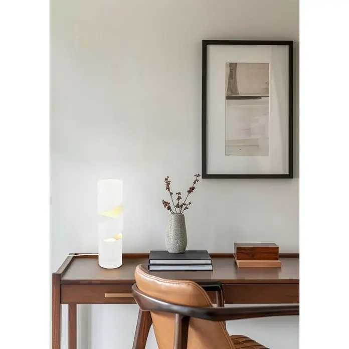 Trio Lighting Stream Lámpara de sobremesa - 10 W, Ø x Al: 10 x 35 cm, Blanco, GU10 - Interior elegante con una lámpara de mesa blanca moderna que emite un brillo cálido, creando un ambiente estiloso.