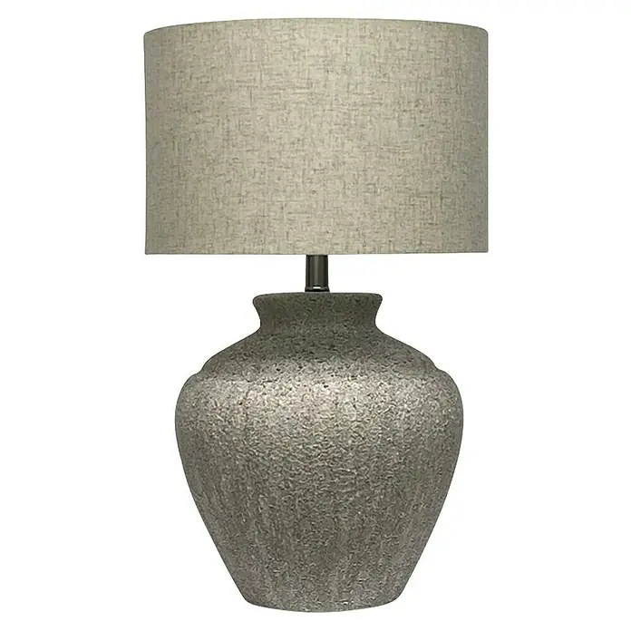 Lámpara de sobremesa de cerámica - 40 W, L x An x Al: 36 x 36 x 56 cm, Beige, E27 - Primer plano de una lámpara de mesa gris con base texturizada y pantalla de tela, aportando una elegancia sutil a cualquier espacio.