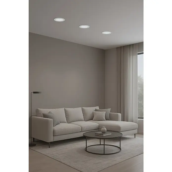Tween Light Set de focos LED empotrables - 9 W, L x An x Al: 9,6 x 9,6 x 7 cm, Cromo, 3 ud., Blanco neutro - Salón con luces empotradas en el techo, sofás cómodos y mesa de centro, todo en colores neutros para un ambiente moderno.