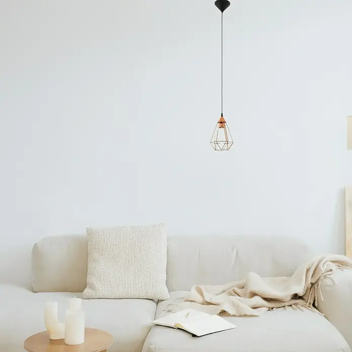 Eglo Tarbes Lámpara colgante redonda - Cobre, Altura: 110 cm, Diámetro: 175 mm - Esta toma presenta una lámpara colgante moderna con diseño geométrico, suspendida en un espacio habitable elegante.