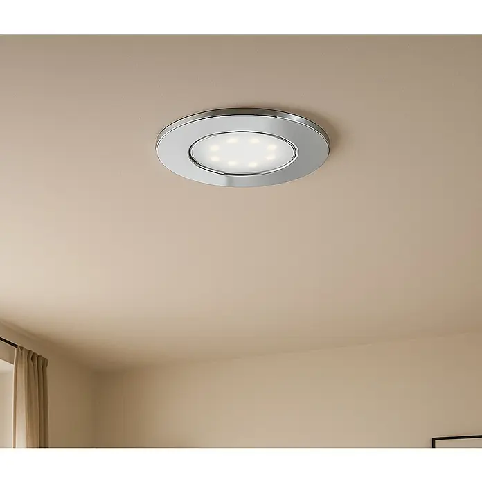 Eglo Downlight LED empotrable Pineda 95875 Cromo - 12 W, L x An x Al: 102 x 102 x 35 mm, Cromo, Blanco cálido - Primer plano de una lámpara de techo LED redonda con marco plateado, que proporciona una iluminación brillante y enfocada en una habitación con techo beige.