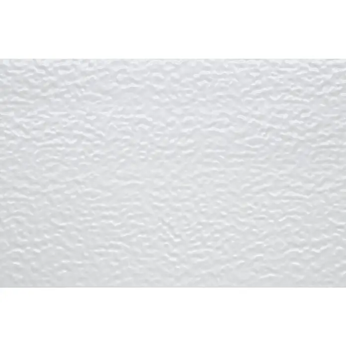 Hörmann Garagentor Berry N80 Pearl M902 - 2.500 x 2.000 mm, Verkehrsweiß, Pearlgrain - Nahaufnahme einer weißen, strukturierten Oberfläche. Textur mit kleinen Erhebungen und Vertiefungen für ein dreidimensionales Aussehen.