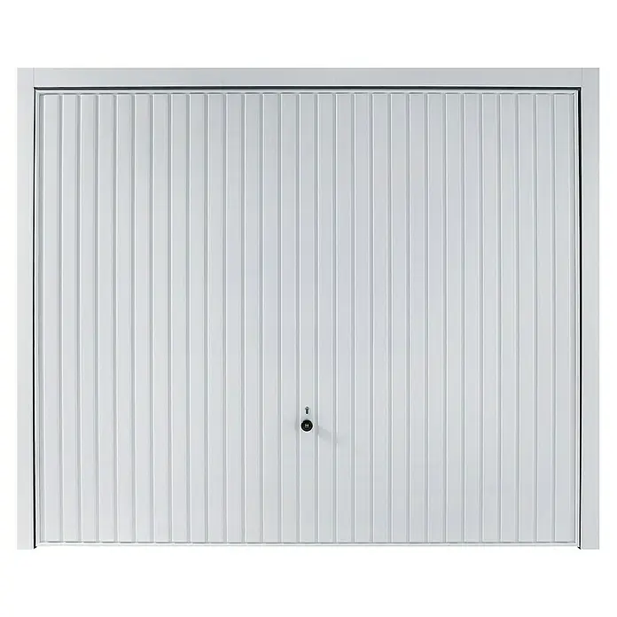 Hörmann Garagentor Berry N80 Pearl M902 - 2.500 x 2.000 mm, Verkehrsweiß, Pearlgrain - Ein Garagentor mit vertikalen Paneelen und einem mittig platzierten Schloss. Es ist in einem hellen Farbton gehalten und wirkt stabil.