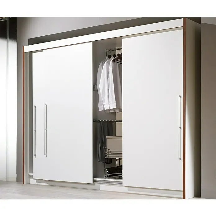 Hettich Laufschiene TopLine 3 / 3plus - Länge: 2.000 mm, Traglast: 40 kg - Ein Kleiderschrank mit weißen Schiebetüren ist teilweise geöffnet und zeigt Kleidung im Inneren. Der Schrank hat braune Akzente.