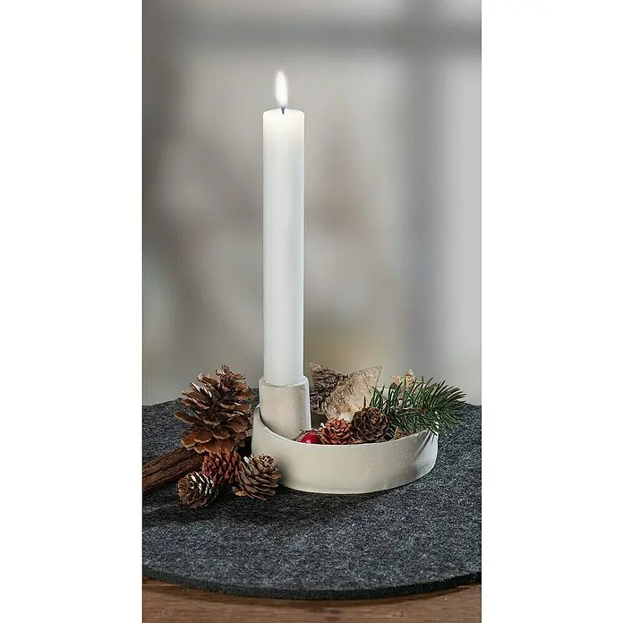 Glorex Hobby Time Softton - 500 g, Weiß - Kerzenhalter mit einer weißen Kerze, Kiefernzapfen, Tannenzweigen und Holzstücken auf einer grauen Filzunterlage für eine festliche Dekoration.
