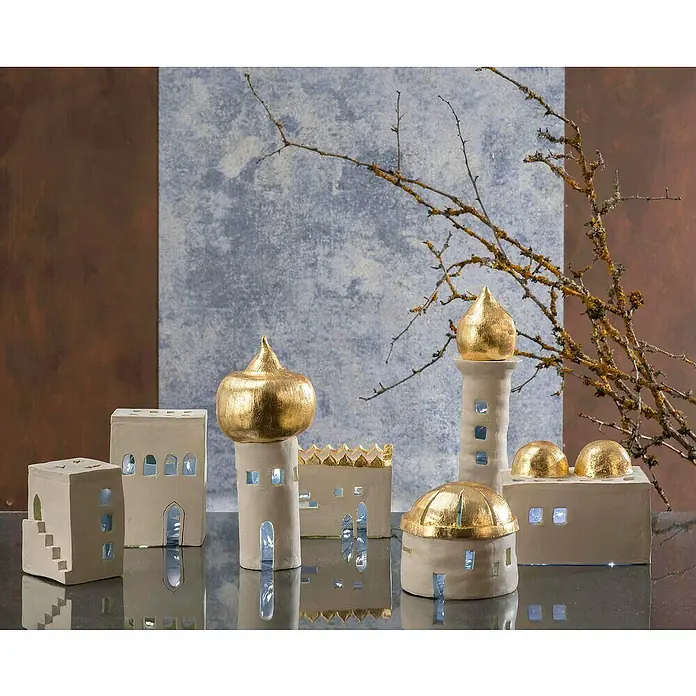 Glorex Hobby Time Softton - 500 g, Weiß - Festliche Dekoration mit einer Sammlung Keramikgebäude, deren goldene Dächer einen luxuriösen Akzent setzen.