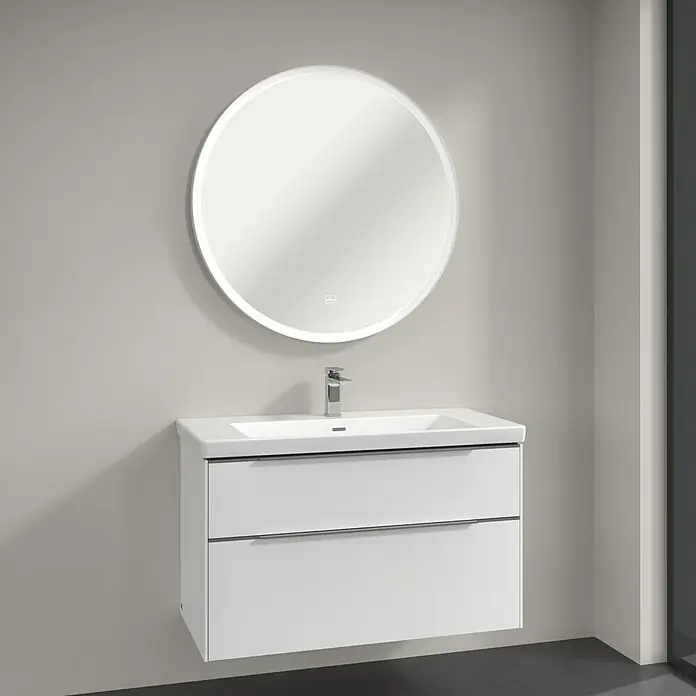 Villeroy & Boch Subway 3.0 Lichtspiegel - Durchmesser: 91 cm, White Matt - Ein modernes Badezimmer mit einem weißen Waschtischunterschrank und einem runden Spiegel mit LED-Beleuchtung an einer grauen Wand.