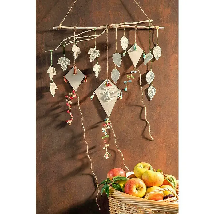 Glorex Modelliermasse Keramilight - Weiß, 250 g - Handgefertigtes Wandmobile mit Blättern und Drachen, ergänzt durch einen Korb voller Äpfel, für einen rustikalen Charme im Raum.