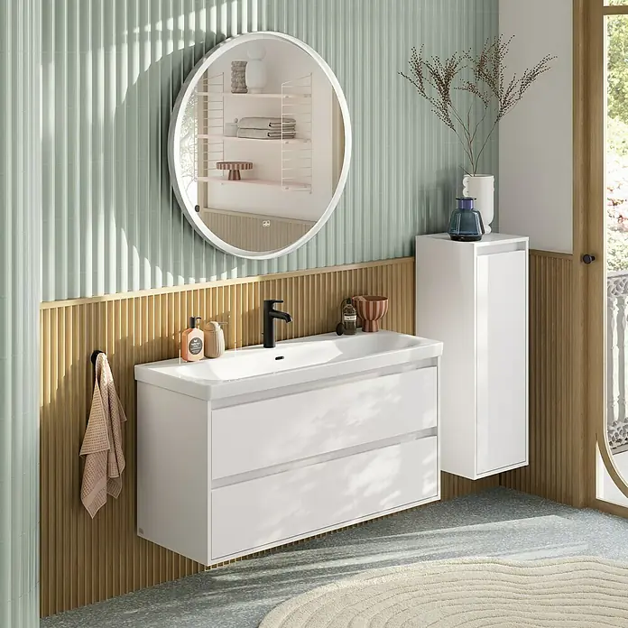 Villeroy & Boch Subway 3.0 Lichtspiegel - Durchmesser: 91 cm, White Matt - Modernes Badezimmer-Interieur mit einem weißen Waschtisch mit Unterschrank, einem runden Spiegel und einem passenden Hochschrank.