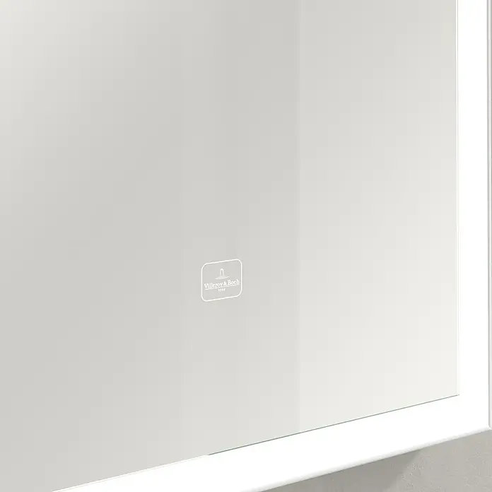 Villeroy & Boch Subway 3.0 Lichtspiegel - 50 x 75 cm, White Matt - Nahaufnahme eines Villeroy & Boch Spiegels mit integrierter Beleuchtung und Logo.