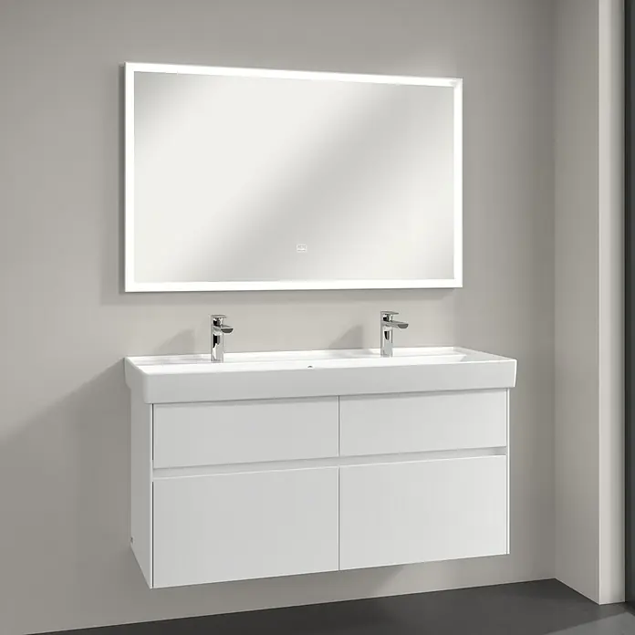 Villeroy & Boch Subway 3.0 Lichtspiegel - 120 x 75 cm, White Matt - Elegantes Badmöbel-Set mit Doppelwaschbecken, Unterschrank mit Schubladen und LED-beleuchtetem Spiegel für ein modernes Badezimmerdesign.
