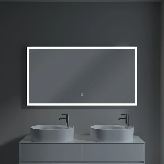 Villeroy & Boch Subway 3.0 Lichtspiegel - 140 x 75 cm, White Matt - Ein modernes Badezimmer mit einem beleuchteten LED-Spiegel über einem Doppelwaschtisch, der für eine elegante Atmosphäre sorgt.