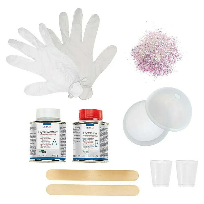 Glorex Bastel-Set Giessharz Kugel - 10 -tlg. - Produktbild eines Crystal Giessharz Niedertemperatur Sets mit Resin, Härter, Glitter, Formen, Bechern, Handschuhen und Holzstäbchen.
