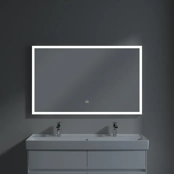 Villeroy & Boch Subway 3.0 Lichtspiegel - 120 x 75 cm, White Matt - Ein beleuchteter Badezimmerspiegel hängt über einem modernen Doppelwaschtisch. Das Licht des Spiegels betont das schlichte Design.