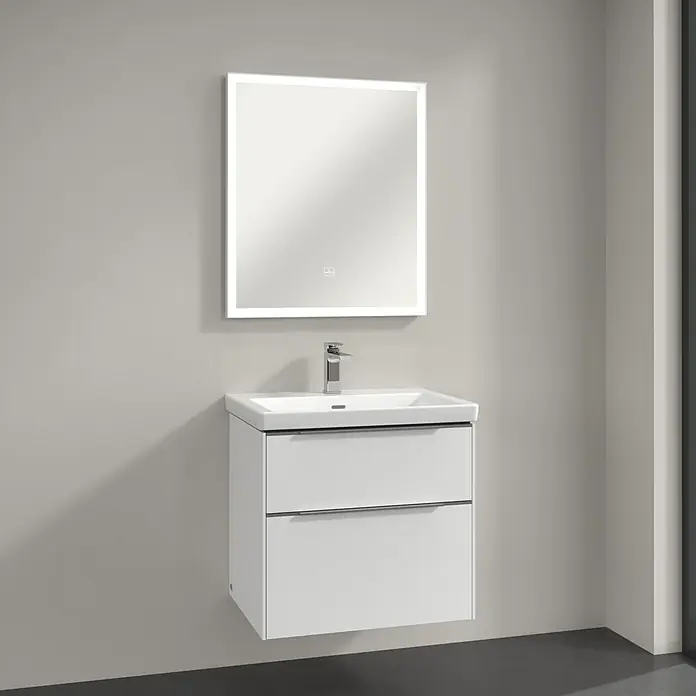Villeroy & Boch Subway 3.0 Lichtspiegel - 65 x 75 cm, White Matt - Modernes Badezimmer-Waschbecken mit LED-Spiegel. Das Waschbecken verfügt über zwei Schubladen und ein schlichtes Design, das Eleganz ausstrahlt.