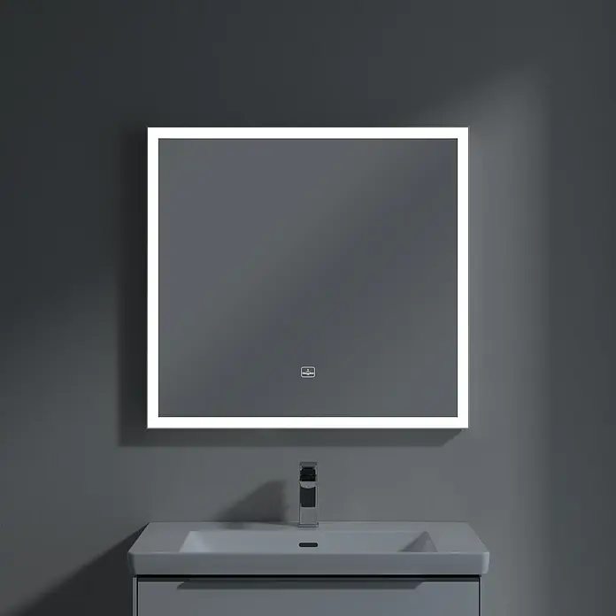 Villeroy & Boch Subway 3.0 Lichtspiegel - 80 x 75 cm, White Matt - Beleuchteter Badezimmerspiegel über einem modernen Waschbecken mit Armatur vor grauem Hintergrund.