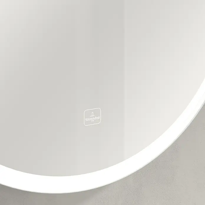 Villeroy & Boch Subway 3.0 Lichtspiegel - Durchmesser: 71,2 cm, White Matt - Nahaufnahme eines runden Villeroy & Boch Spiegels mit integrierter Beleuchtung und dem Firmenlogo auf der Oberfläche, ideal für moderne Badezimmer.