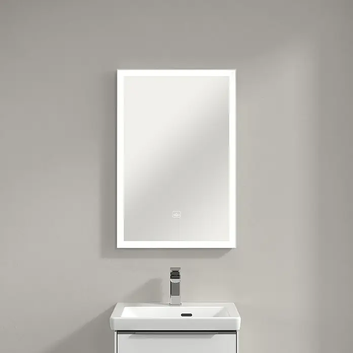Villeroy & Boch Subway 3.0 Lichtspiegel - 50 x 75 cm, White Matt - Ein rechteckiger Badezimmerspiegel mit LED-Beleuchtung, der über einem Waschbecken mit Armatur an einer grauen Wand hängt.