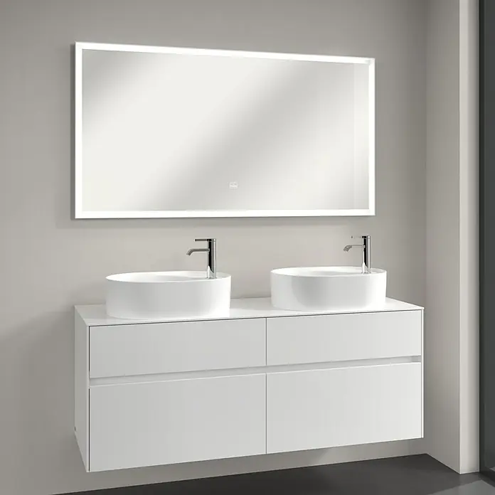 Villeroy & Boch Subway 3.0 Lichtspiegel - 140 x 75 cm, White Matt - Das Bild zeigt einen modernen Waschtisch mit Aufsatzwaschbecken und einem beleuchteten Spiegel. Die weiße Farbgebung sorgt für eine elegante Optik.