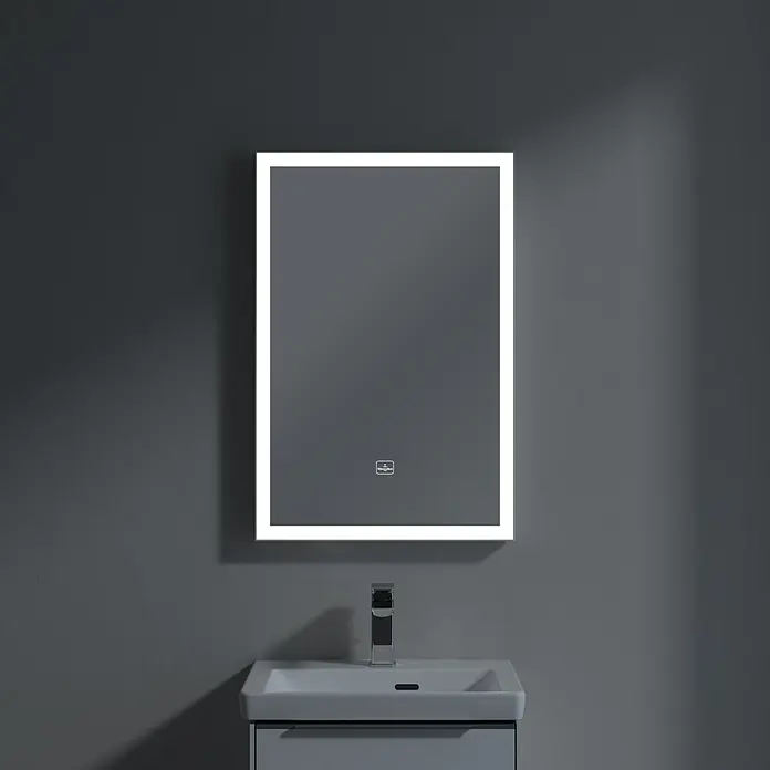 Villeroy & Boch Subway 3.0 Lichtspiegel - 50 x 75 cm, White Matt - Rechteckiger LED-beleuchteter Badezimmerspiegel über einem modernen Waschbecken mit Chromarmatur vor grauem Hintergrund.