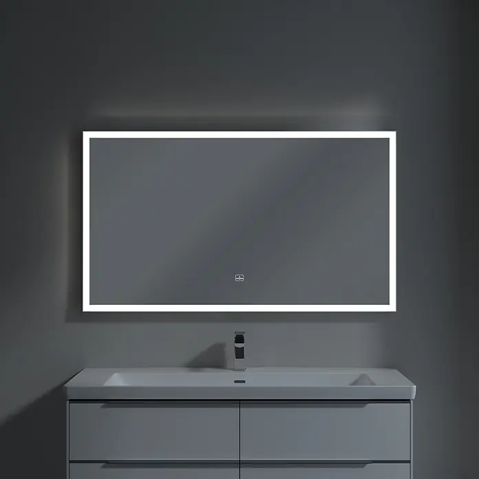 Villeroy & Boch Subway 3.0 Lichtspiegel - 130 x 75 cm, White Matt - Beleuchteter Badezimmerspiegel mit LED-Umrandung über einem modernen Waschtisch mit Schubladen. Zeitloses Design für ein stilvolles Badezimmer.