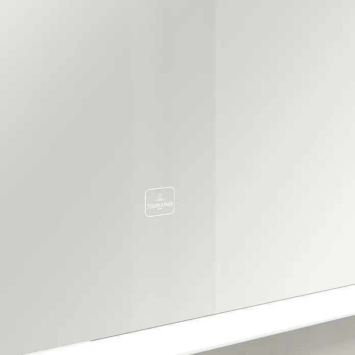 Villeroy & Boch Subway 3.0 Lichtspiegel - 160 x 75 cm, White Matt - Nahaufnahme eines Villeroy & Boch Produkts, das durch ein minimalistisches Design und die subtile Integration des Markenlogos besticht.