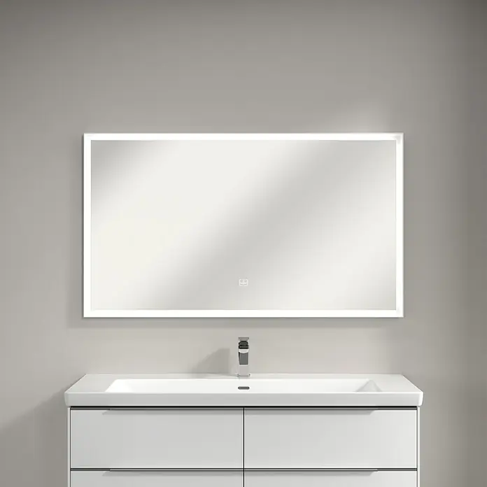 Villeroy & Boch Subway 3.0 Lichtspiegel - 130 x 75 cm, White Matt - Ein moderner Badezimmerspiegel mit LED-Beleuchtung über einem weißen Waschbeckenunterschrank. Elegantes Design für jedes Bad.