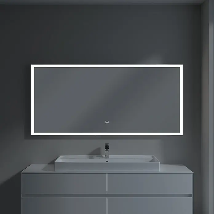 Villeroy & Boch Subway 3.0 Lichtspiegel - 160 x 75 cm, White Matt - Das Bild zeigt einen modernen Badezimmerspiegel mit LED-Beleuchtung über einem Waschbecken mit Unterschrank in einem stilvollen Badezimmer.