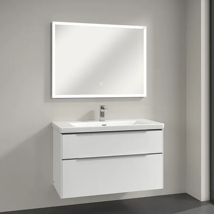 Villeroy & Boch Subway 3.0 Lichtspiegel - 100 x 75 cm, White Matt - Weißer Waschtischunterschrank mit zwei Schubladen und einem beleuchteten Spiegel an der Wand.